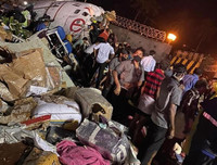 [Ảnh] Máy bay Ấn Độ trượt khỏi đường băng khi hạ cánh, ít nhất 17 người thiệt mạng