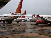 [Ảnh] Máy bay Ấn Độ trượt khỏi đường băng khi hạ cánh, ít nhất 17 người thiệt mạng