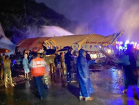 [Ảnh] Máy bay Ấn Độ trượt khỏi đường băng khi hạ cánh, ít nhất 17 người thiệt mạng