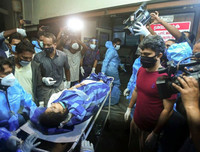 [Ảnh] Máy bay Ấn Độ trượt khỏi đường băng khi hạ cánh, ít nhất 17 người thiệt mạng