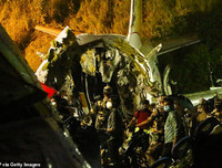 [Ảnh] Máy bay Ấn Độ trượt khỏi đường băng khi hạ cánh, ít nhất 17 người thiệt mạng