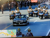 [Ảnh] Nhật hoàng và Hoàng hậu ngồi xe diễu hành trên đường phố Tokyo