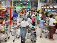 [Ảnh] Người Mỹ hối hả trong guồng quay chống đỡ siêu bão Dorian