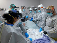 [Ảnh] Nỗi ám ảnh tại một bệnh viện, khi nước Mỹ có thêm 70.000 ca nhiễm Covid-19/ngày