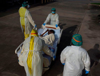 [Ảnh] Nỗi ám ảnh tại một bệnh viện, khi nước Mỹ có thêm 70.000 ca nhiễm Covid-19/ngày