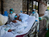 [Ảnh] Nỗi ám ảnh tại một bệnh viện, khi nước Mỹ có thêm 70.000 ca nhiễm Covid-19/ngày