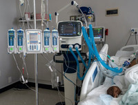 [Ảnh] Nỗi ám ảnh tại một bệnh viện, khi nước Mỹ có thêm 70.000 ca nhiễm Covid-19/ngày