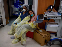 [Ảnh] Nỗi ám ảnh tại một bệnh viện, khi nước Mỹ có thêm 70.000 ca nhiễm Covid-19/ngày