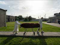 [Ảnh] Nỗi ám ảnh tại một bệnh viện, khi nước Mỹ có thêm 70.000 ca nhiễm Covid-19/ngày