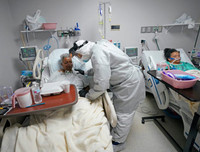 [Ảnh] Nỗi ám ảnh tại một bệnh viện, khi nước Mỹ có thêm 70.000 ca nhiễm Covid-19/ngày