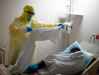 [Ảnh] Nỗi ám ảnh tại một bệnh viện, khi nước Mỹ có thêm 70.000 ca nhiễm Covid-19/ngày