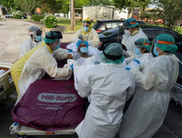 [Ảnh] Nỗi ám ảnh tại một bệnh viện, khi nước Mỹ có thêm 70.000 ca nhiễm Covid-19/ngày