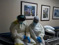 [Ảnh] Nỗi ám ảnh tại một bệnh viện, khi nước Mỹ có thêm 70.000 ca nhiễm Covid-19/ngày