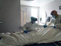 [Ảnh] Nỗi ám ảnh tại một bệnh viện, khi nước Mỹ có thêm 70.000 ca nhiễm Covid-19/ngày