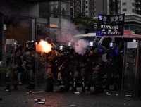 Cảnh sát Hồng Kông lý giải việc lần đầu tiên nổ súng và phun vòi rồng để ứng phó với biểu tình