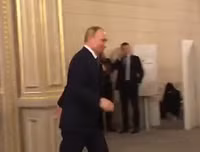 Tổng thống Nga Putin ở Paris: Một bước vào nhà vệ sinh, có tới 6 vệ sỹ đi cùng