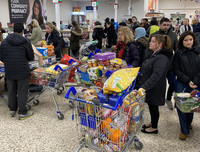 [Ảnh] Ngày cuối tuần đầy hoảng loạn vì Covid-19 ở nước Anh