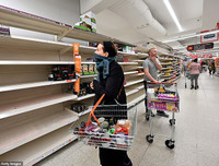 [Ảnh] Ngày cuối tuần đầy hoảng loạn vì Covid-19 ở nước Anh