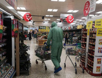 [Ảnh] Ngày cuối tuần đầy hoảng loạn vì Covid-19 ở nước Anh