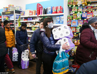 [Ảnh] Ngày cuối tuần đầy hoảng loạn vì Covid-19 ở nước Anh