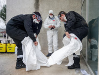 Trưng dụng sân băng làm nhà xác, Tây Ban Nha kêu gọi NATO hỗ trợ chống dịch Covid-19