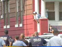 8 tiếng cố thủ, nghi phạm đấu súng với cảnh sát Philadelphia đã ra hàng