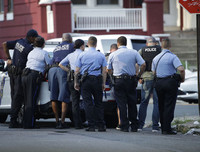 8 tiếng cố thủ, nghi phạm đấu súng với cảnh sát Philadelphia đã ra hàng