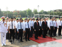 Lãnh đạo Đảng, Nhà nước đặt vòng hoa, vào lăng viếng Chủ tịch Hồ Chí Minh