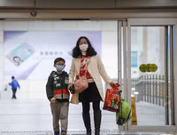 Người dân Hồng Kông đổ xô đi mua đồ tích trữ trước quy định cách ly mới