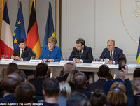 Tổng thống Nga Putin ở Paris: Một bước vào nhà vệ sinh, có tới 6 vệ sỹ đi cùng