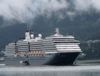 Tàu du lịch 2.200 người được Campuchia chào đón, thoát khỏi 