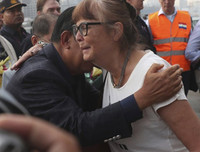 Tàu du lịch 2.200 người được Campuchia chào đón, thoát khỏi 