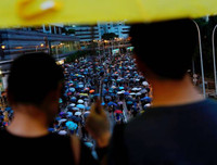 [Ảnh] Người biểu tình ủng hộ Hồng Kông và Trung Quốc đụng độ nhau ở nhiều nơi trên thế giới