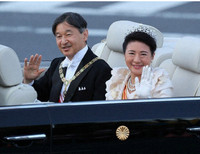 [Ảnh] Nhật hoàng và Hoàng hậu ngồi xe diễu hành trên đường phố Tokyo