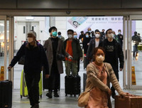 Người dân Hồng Kông đổ xô đi mua đồ tích trữ trước quy định cách ly mới