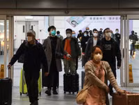 Người dân Hồng Kông đổ xô đi mua đồ tích trữ trước quy định cách ly mới