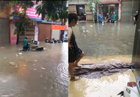 Cận cảnh người dân khổ sở đối phó với mưa lũ ở các tỉnh thành