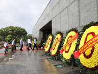 Lãnh đạo Đảng, Nhà nước đặt vòng hoa, vào lăng viếng Chủ tịch Hồ Chí Minh