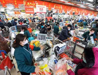 Cảnh người dân Vũ Hán đi chợ, mua sắm thời đại dịch