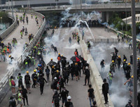 Cảnh sát Hồng Kông lý giải việc lần đầu tiên nổ súng và phun vòi rồng để ứng phó với biểu tình