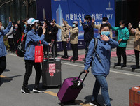 [Ảnh] Hoàn thành sứ mệnh lịch sử, đội ngũ bác sĩ chi viện bùi ngùi rời Vũ Hán