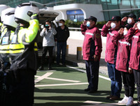 [Ảnh] Hoàn thành sứ mệnh lịch sử, đội ngũ bác sĩ chi viện bùi ngùi rời Vũ Hán