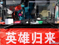 [Ảnh] Hoàn thành sứ mệnh lịch sử, đội ngũ bác sĩ chi viện bùi ngùi rời Vũ Hán