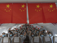 [Ảnh] Hoàn thành sứ mệnh lịch sử, đội ngũ bác sĩ chi viện bùi ngùi rời Vũ Hán