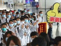 [Ảnh] Hoàn thành sứ mệnh lịch sử, đội ngũ bác sĩ chi viện bùi ngùi rời Vũ Hán