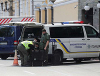 [Ảnh] Cảnh sát Ukraine bắt giữ kẻ bắt cóc con tin trong ngân hàng