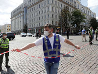 [Ảnh] Cảnh sát Ukraine bắt giữ kẻ bắt cóc con tin trong ngân hàng