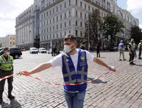 [Ảnh] Cảnh sát Ukraine bắt giữ kẻ bắt cóc con tin trong ngân hàng