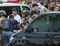 [Ảnh] Cảnh sát Ukraine bắt giữ kẻ bắt cóc con tin trong ngân hàng