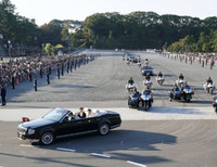 [Ảnh] Nhật hoàng và Hoàng hậu ngồi xe diễu hành trên đường phố Tokyo